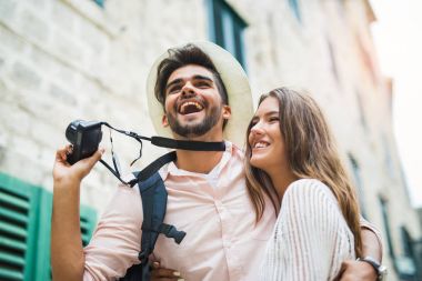Turist çift şehri geziyor ve geziyor.