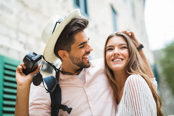 Turist çift şehri geziyor ve geziyor.