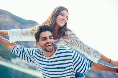 Genç güzel turistik çift se yaz tatil keyfini