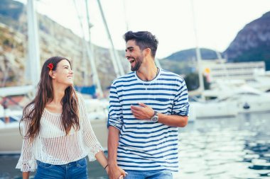 Onların yaz tatil olarak gülüyor üzerinde çekici çift keşfetmek