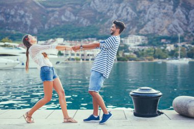 Onların yaz tatil olarak gülüyor üzerinde çekici çift keşfetmek