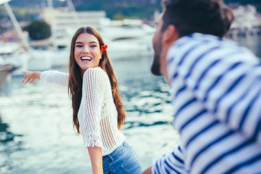 Onların yaz tatil olarak gülüyor üzerinde çekici çift keşfetmek