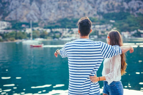 Bir seyahat destin gezi turist bir çiftin arkadan görünüm