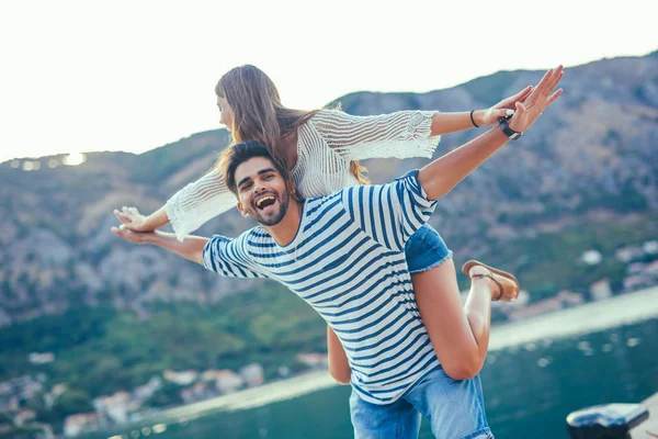 Genç güzel turistik çift se yaz tatil keyfini