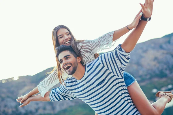 Young beautiful tourist couple enjoying summer holiday on the se — Stock Photo, Image