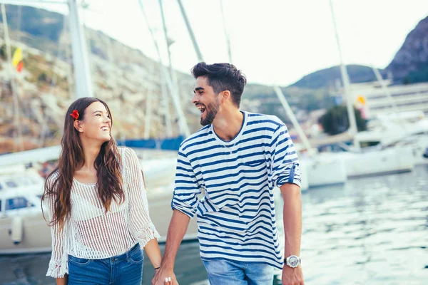 Atractiva pareja explorando en sus vacaciones de verano riendo como —  Fotos de Stock