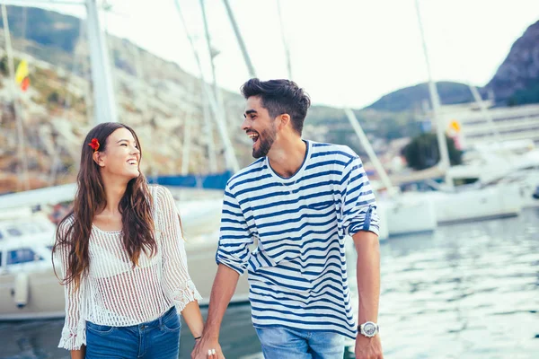 Aantrekkelijke paar verkennen op hun zomer vakantie lachen als — Stockfoto