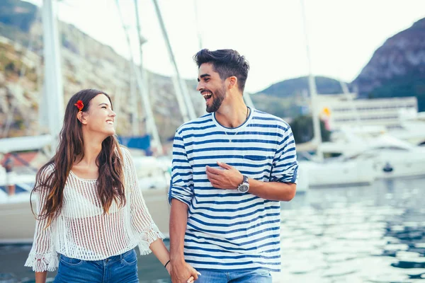 Onların yaz tatil olarak gülüyor üzerinde çekici çift keşfetmek