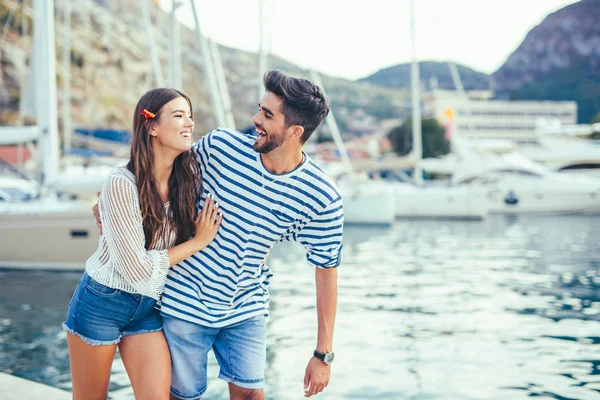 Denizin kenarında yaz zaman zevk aşk, Çift. 