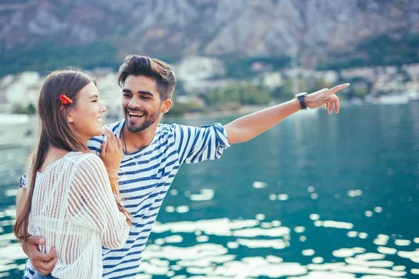 Pareja enamorada, disfrutando de la hora de verano junto al mar . — Foto de Stock