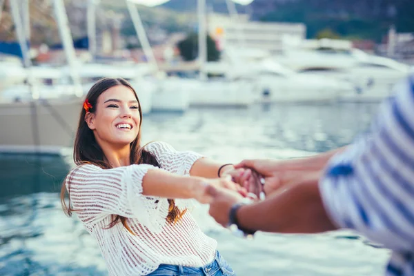 Mutlu genç Romantik Çift aşık eğleniyor, elele 