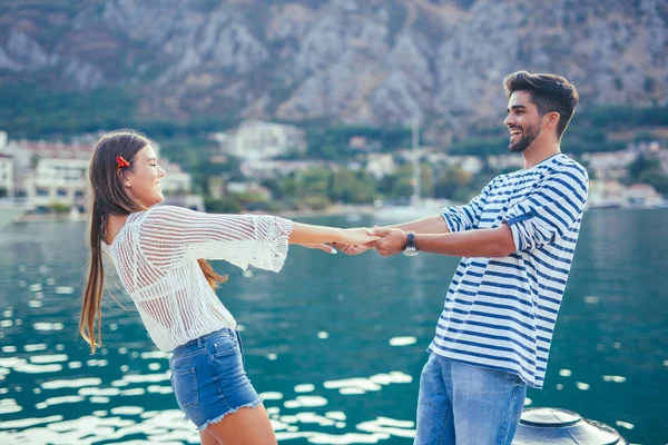 Onların yaz tatil olarak gülüyor üzerinde çekici çift keşfetmek