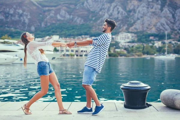 Aantrekkelijke paar verkennen op hun zomer vakantie lachen als — Stockfoto