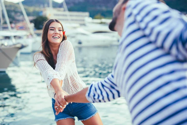 Onların yaz tatil olarak gülüyor üzerinde çekici çift keşfetmek