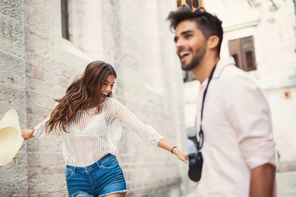 Pasangan muda wanita dan pria turis kota berjalan bersama-sama liburan — Stok Foto