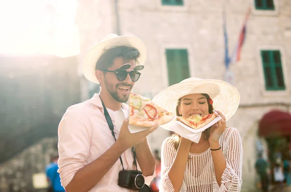 幸福的夫妇的旅游街上吃披萨 — 图库照片