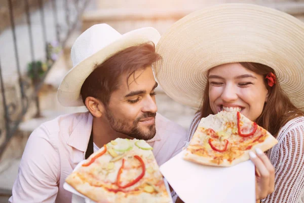 Sokakta pizza yemek turist mutlu çift
