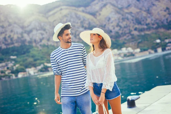Mutlu genç çift bir turistik deniz reso liman tarafından yürüyüş
