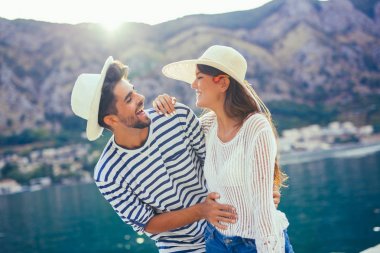 Mutlu genç çift bir turistik deniz reso liman tarafından yürüyüş