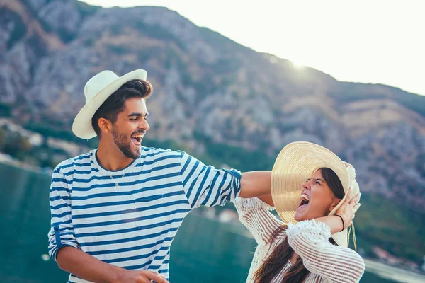 Séta a kikötő egy turisztikai tengeri reso boldog fiatal pár — Stock Fotó