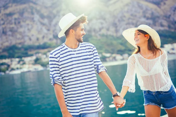 Mutlu genç çift bir turistik deniz reso liman tarafından yürüyüş