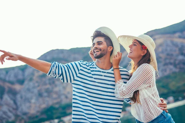 Feliz pareja joven caminando por el puerto de un reso turístico de mar — Foto de Stock