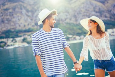 Mutlu genç çift bir turistik deniz tatil liman tarafından yürüyüş