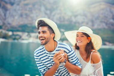 Mutlu genç çift bir turistik deniz tatil liman tarafından yürüyüş