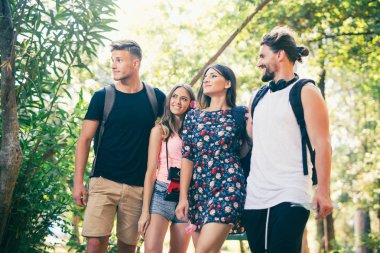 Bir grup genç insan yaz parkta eğleniyor