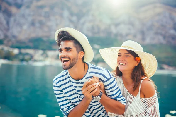 Jovem casal feliz andando pelo porto de um resort marítimo turístico — Fotografia de Stock