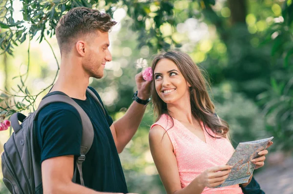 Parkta eğleniyor romantik genç Çift. — Stok fotoğraf