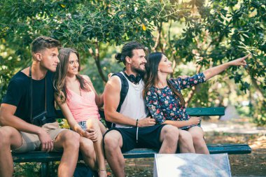 Turistler için yön kağıt harita kullanarak arama gençler