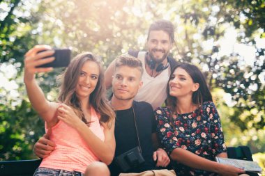 Bir akıllı telefon ile selfie alarak dört komik arkadaş grubu 