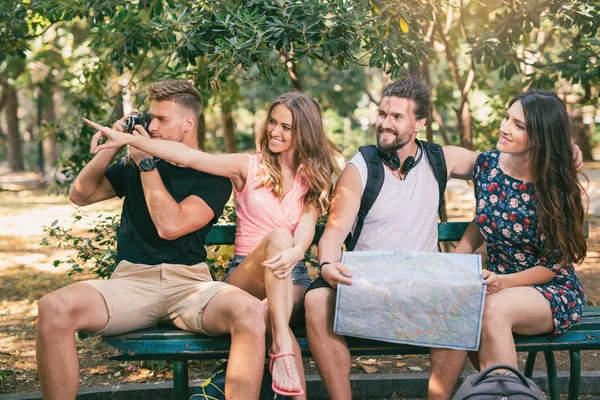 Turistler için yön kağıt harita kullanarak arama gençler