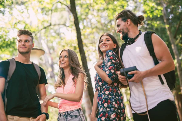 Gruppe junger Leute amüsiert sich im Sommerpark — Stockfoto