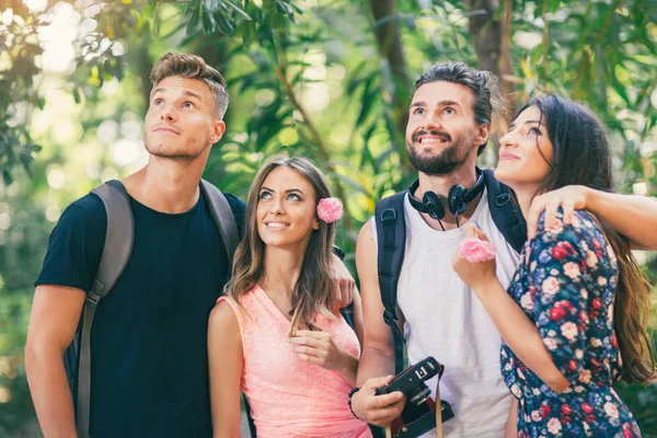 Gruppe junger Leute amüsiert sich im Sommerpark — Stockfoto