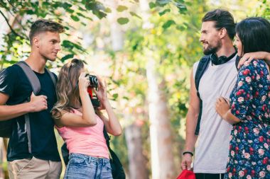 Bir akıllı telefon ile selfie alarak dört komik arkadaş grubu 