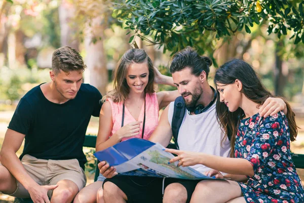 Jugendliche Touristen auf der Suche nach Orientierung mit Papierkarte — Stockfoto