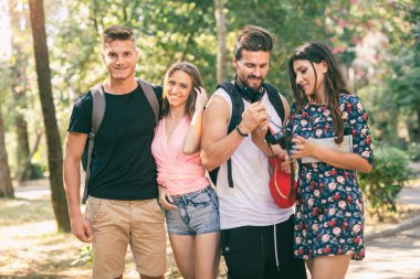 Bir grup genç insan yaz parkta eğleniyor