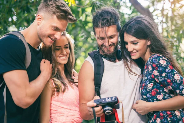 Група молодих людей розважається в літньому парку — стокове фото