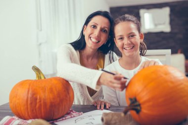 Anne ile kızı oluşturma büyük portakal Cadılar Bayramı için kabak bir