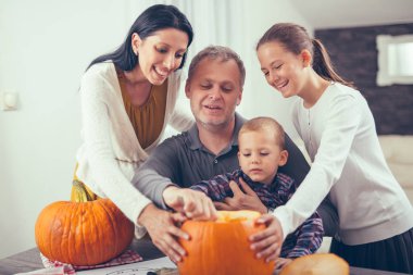 Aile büyük turuncu Halloween için kabak oyma ve having fun