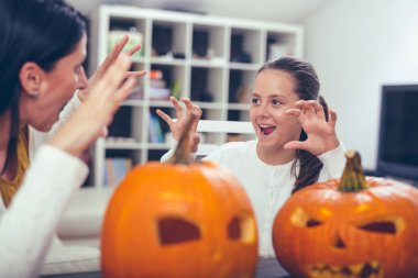 Anne ile kızı oluşturma büyük portakal Cadılar Bayramı için kabak bir