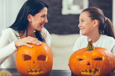 Anne ile kızı oluşturma büyük portakal Cadılar Bayramı için kabak bir