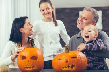 Aile büyük turuncu Halloween için kabak oyma ve having fun