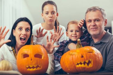 Aile büyük turuncu Halloween için kabak oyma ve having fun