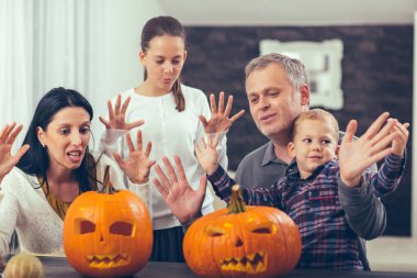 Aile büyük turuncu Halloween için kabak oyma ve having fun