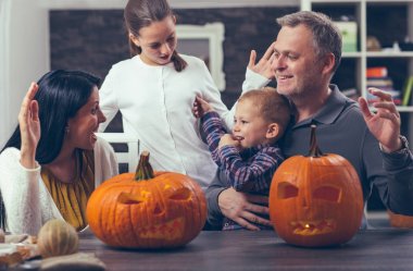 Aile büyük turuncu Halloween için kabak oyma ve having fun