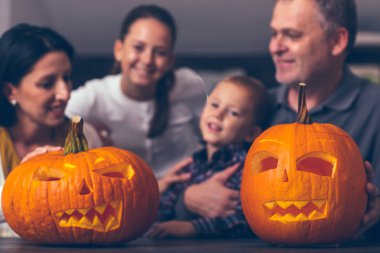 Aile büyük turuncu Halloween için kabak oyma ve having fun