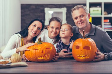 Aile büyük turuncu Halloween için kabak oyma ve having fun